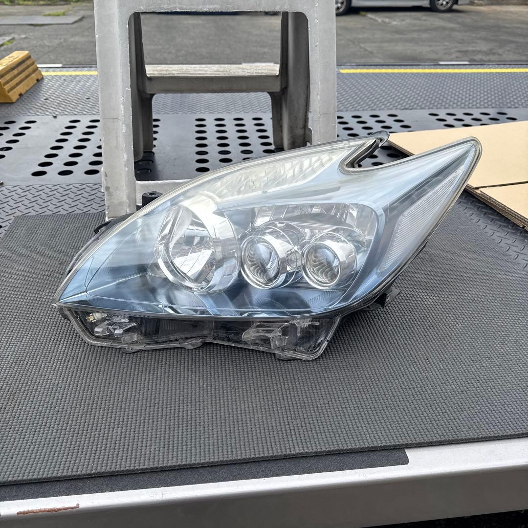 トヨタ　プリウス　30 前期　LEDヘッドライト ヘッドランプ　左右セット中古品