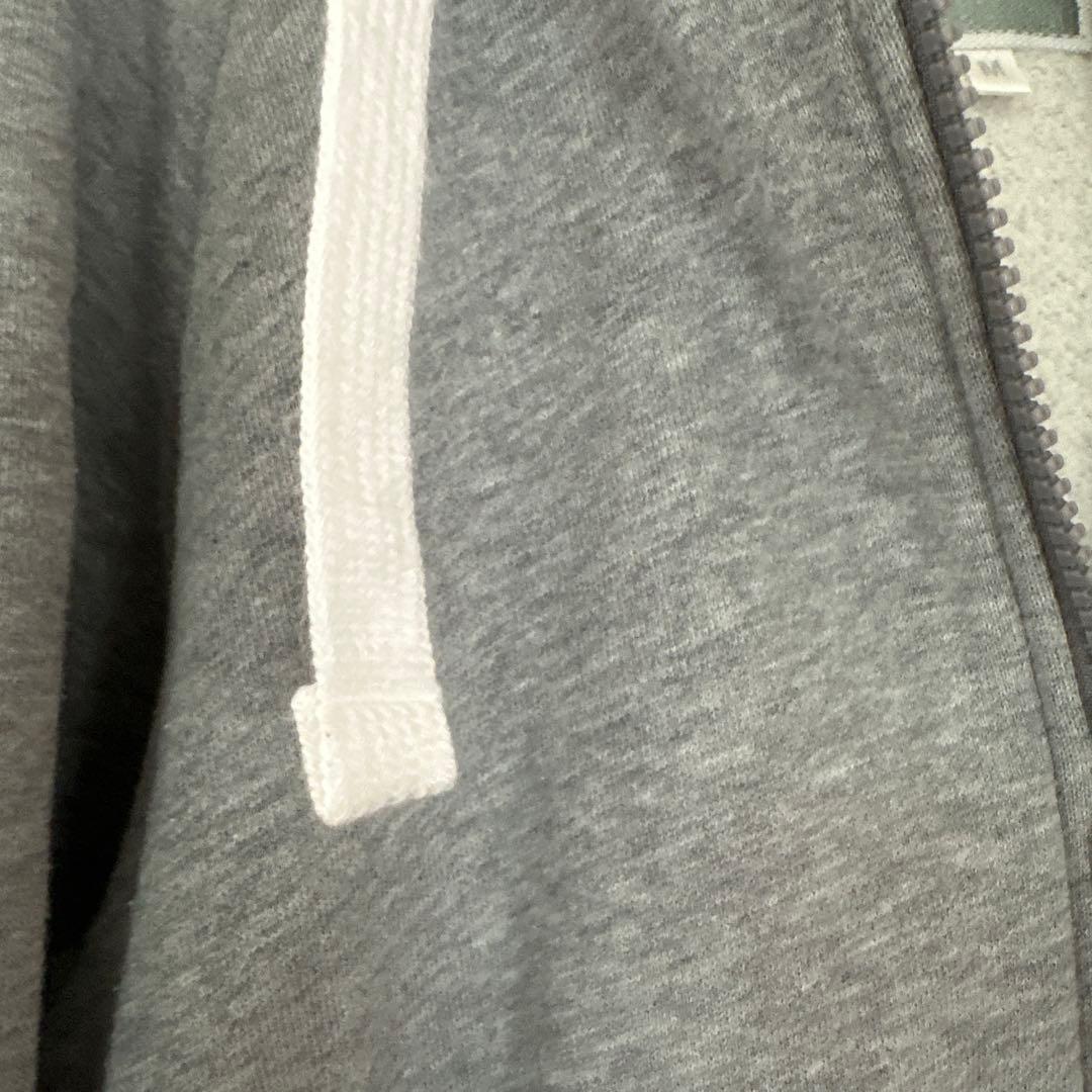 THE NORTH FACE グレー フード付きパーカー　刺繍ロゴ