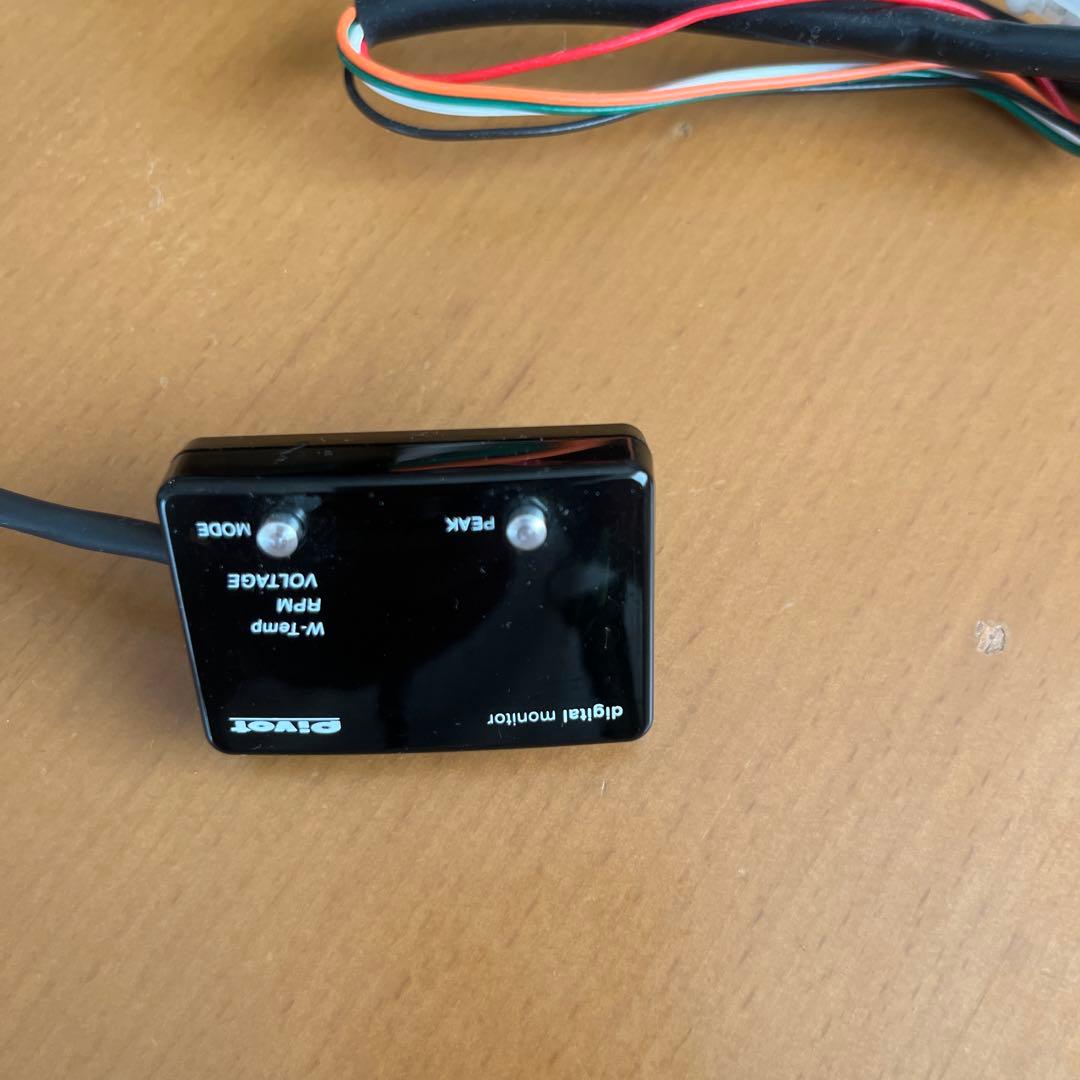 PIVOT デジタルモニター　水温計　電圧計　OBD2