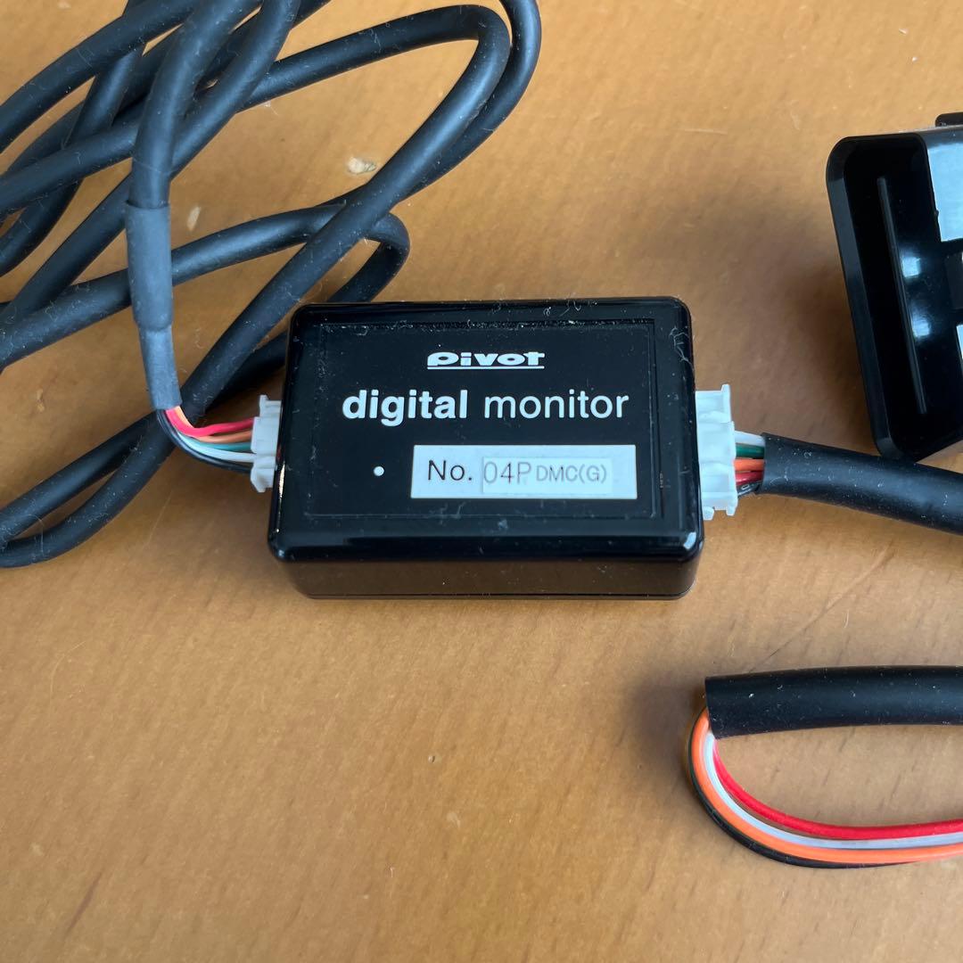 PIVOT デジタルモニター　水温計　電圧計　OBD2