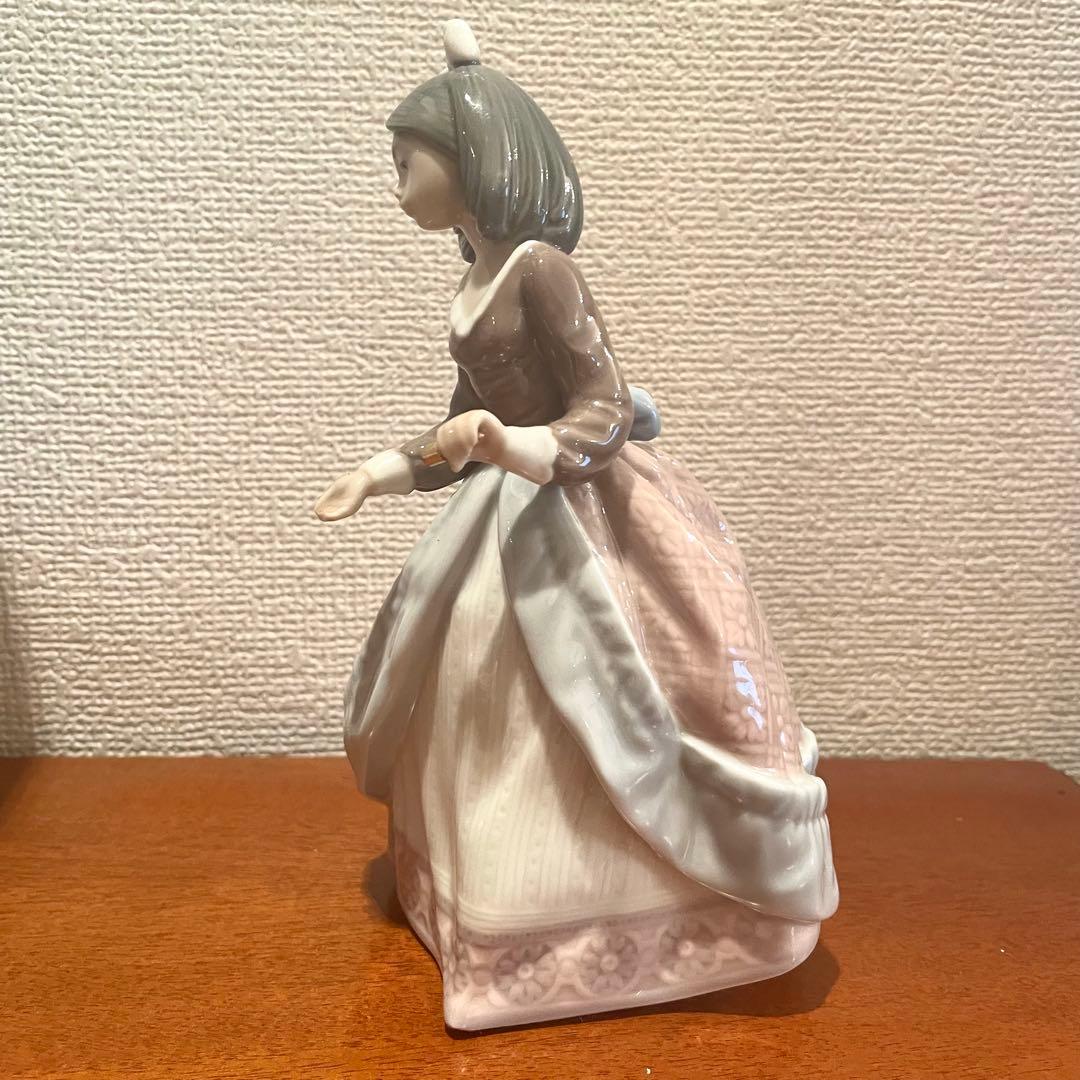 リヤドロ　難あり　パラソルを差すドレスの少女　スペイン製　陶器人形　置物　白磁