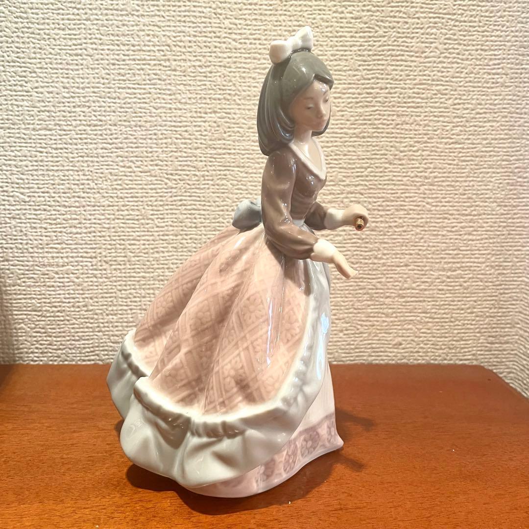 リヤドロ　難あり　パラソルを差すドレスの少女　スペイン製　陶器人形　置物　白磁