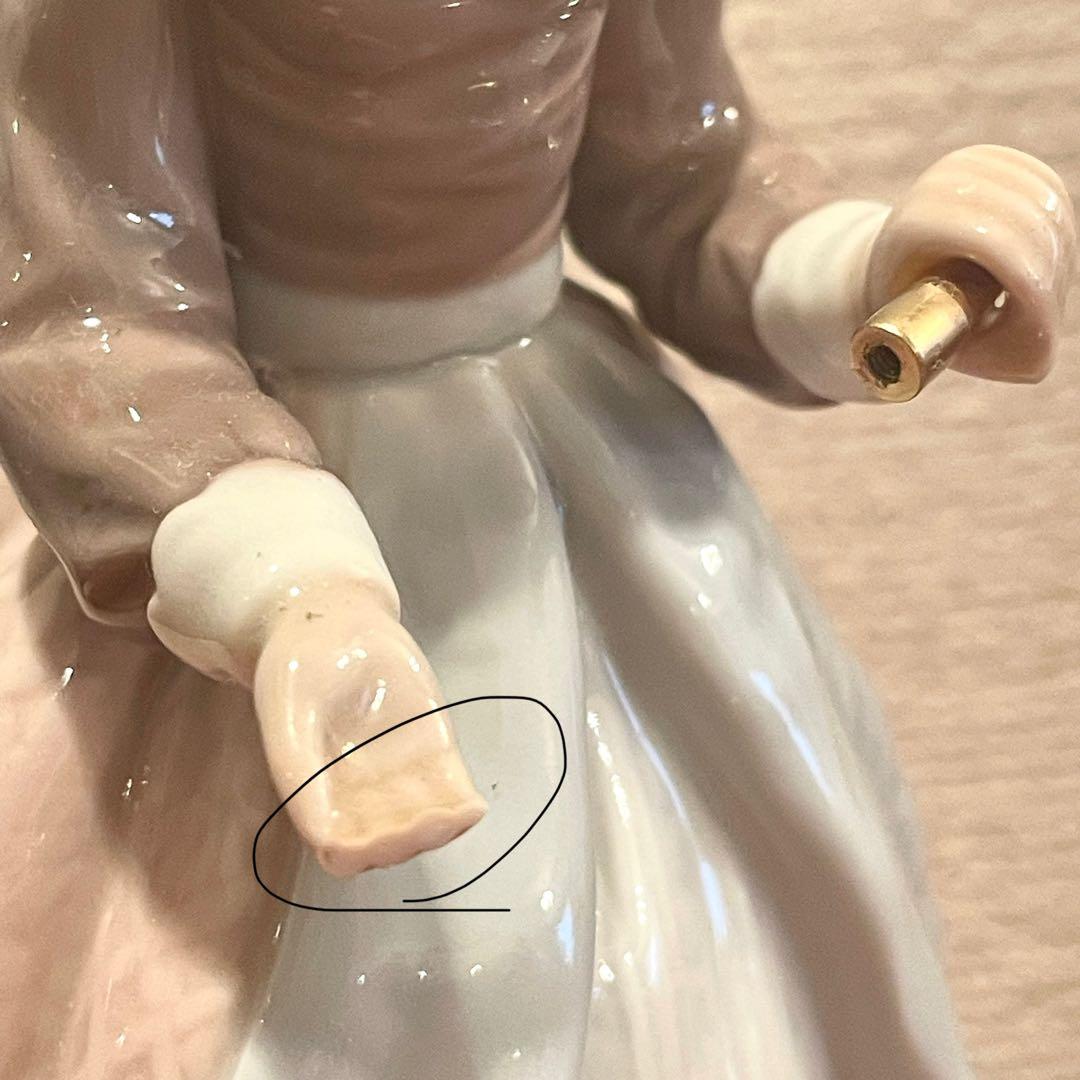 リヤドロ　難あり　パラソルを差すドレスの少女　スペイン製　陶器人形　置物　白磁