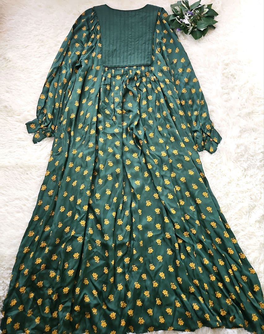 【専用】ne Quittez pas　レーヨンサテンフラワープリントワンピース
