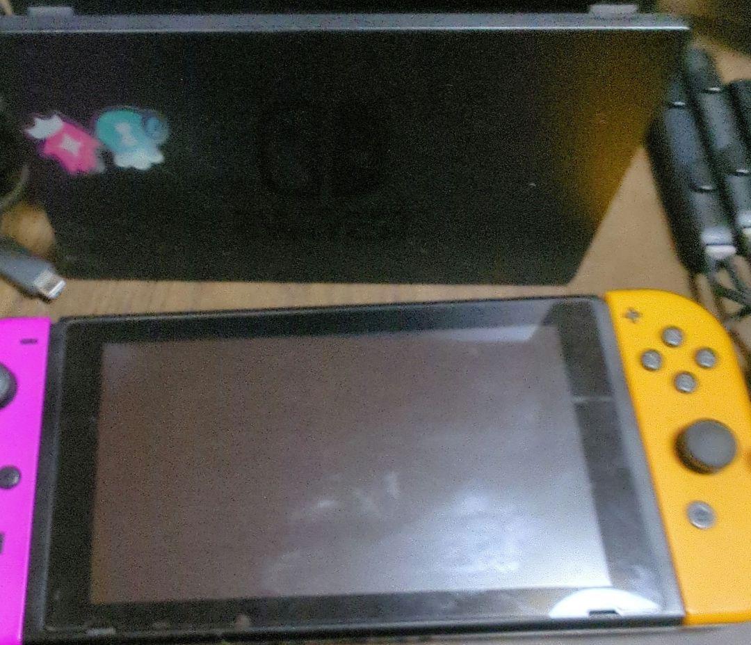 Switch本体2台セット 画像2の付属品と非純正コントローラー付
