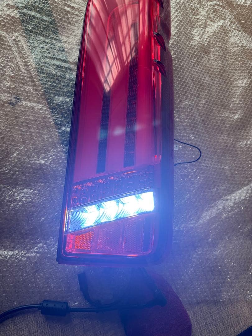 値下げ！ヴァレンティ　ハイエースバン　REVOジュエルLEDテール　美品送料込み