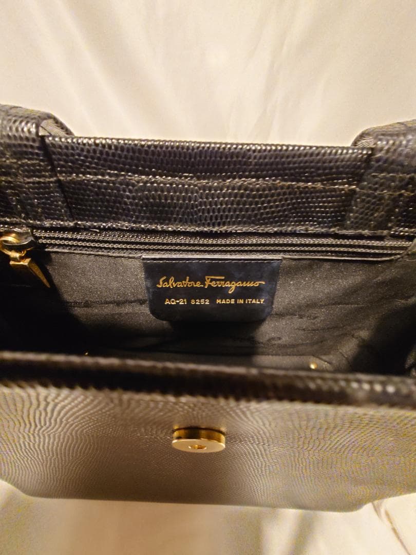 再値下げ美品Ferragamoヴァラ２wayレザーバッグ➕️財布ストラップ未使用