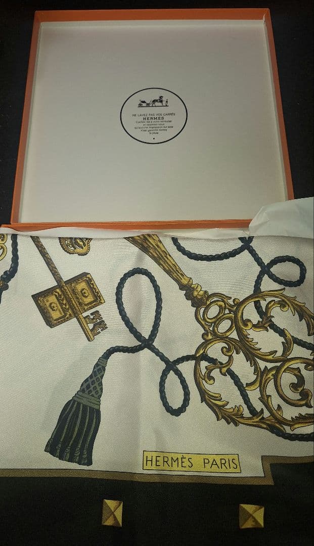 新品　未使用　エルメスHERMES　鍵カレ90シルクスカーフ　パリ購入化粧箱付き