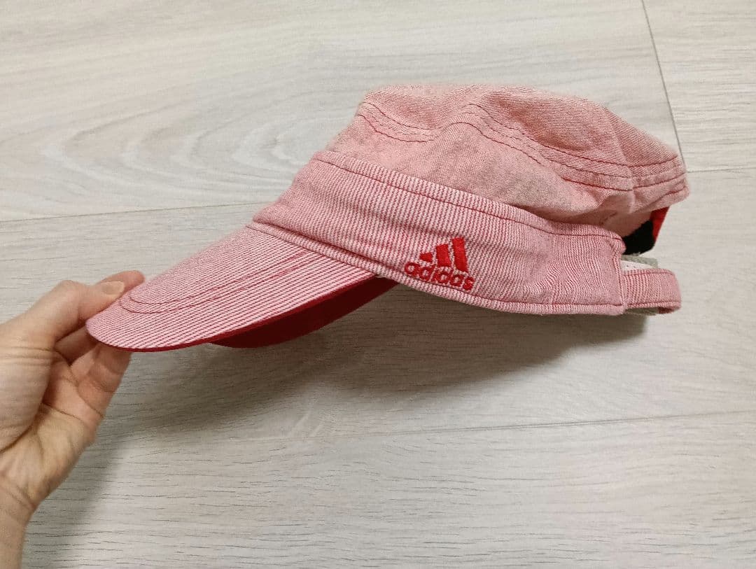 adidas 赤いキャップ