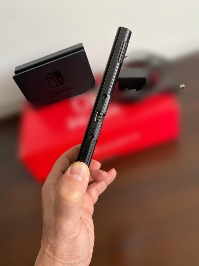 Nintendo Switch 本体 + ケース