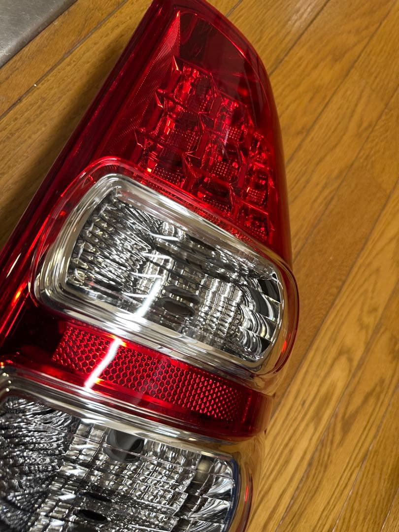 あ*V様 70ノア 後期 右テールレンズ トヨタ純正品