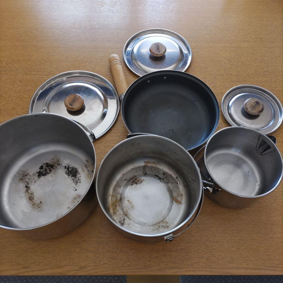 コールマン鍋とタッパーウェア食器