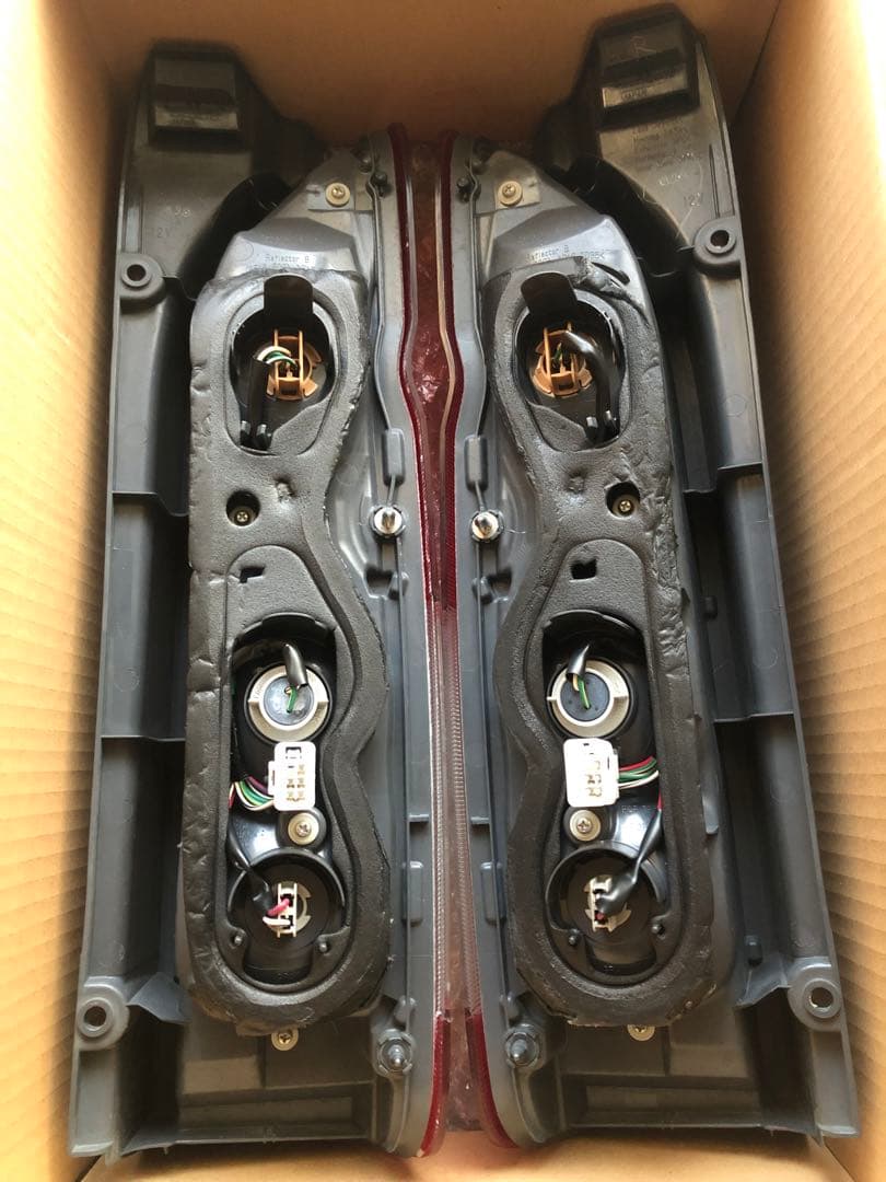 トヨタ　ハイエース テールランプ 純正 koito 左右 2個　美品　おまけ付き