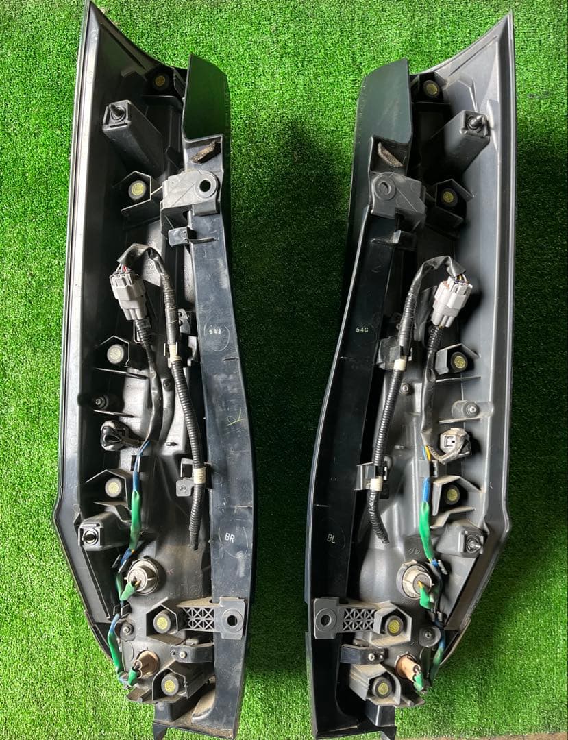 ZWR80系 ヴォクシー 純正 LEDテールKOITO 28-232 左右セット