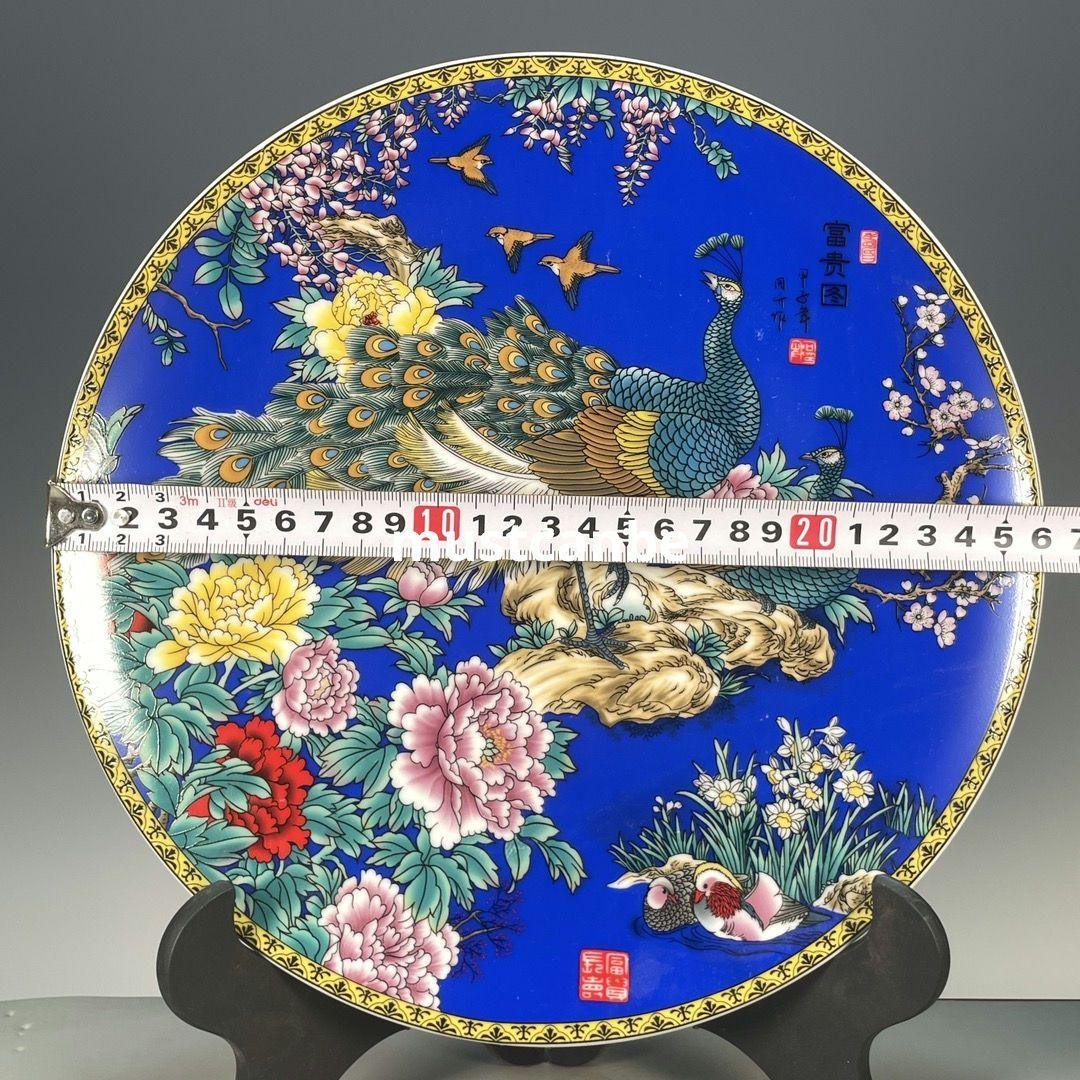 粉彩藍釉孔雀富貴図賞盤 景徳鎮 陶磁器 装飾品 現代工芸品 美術品 置物