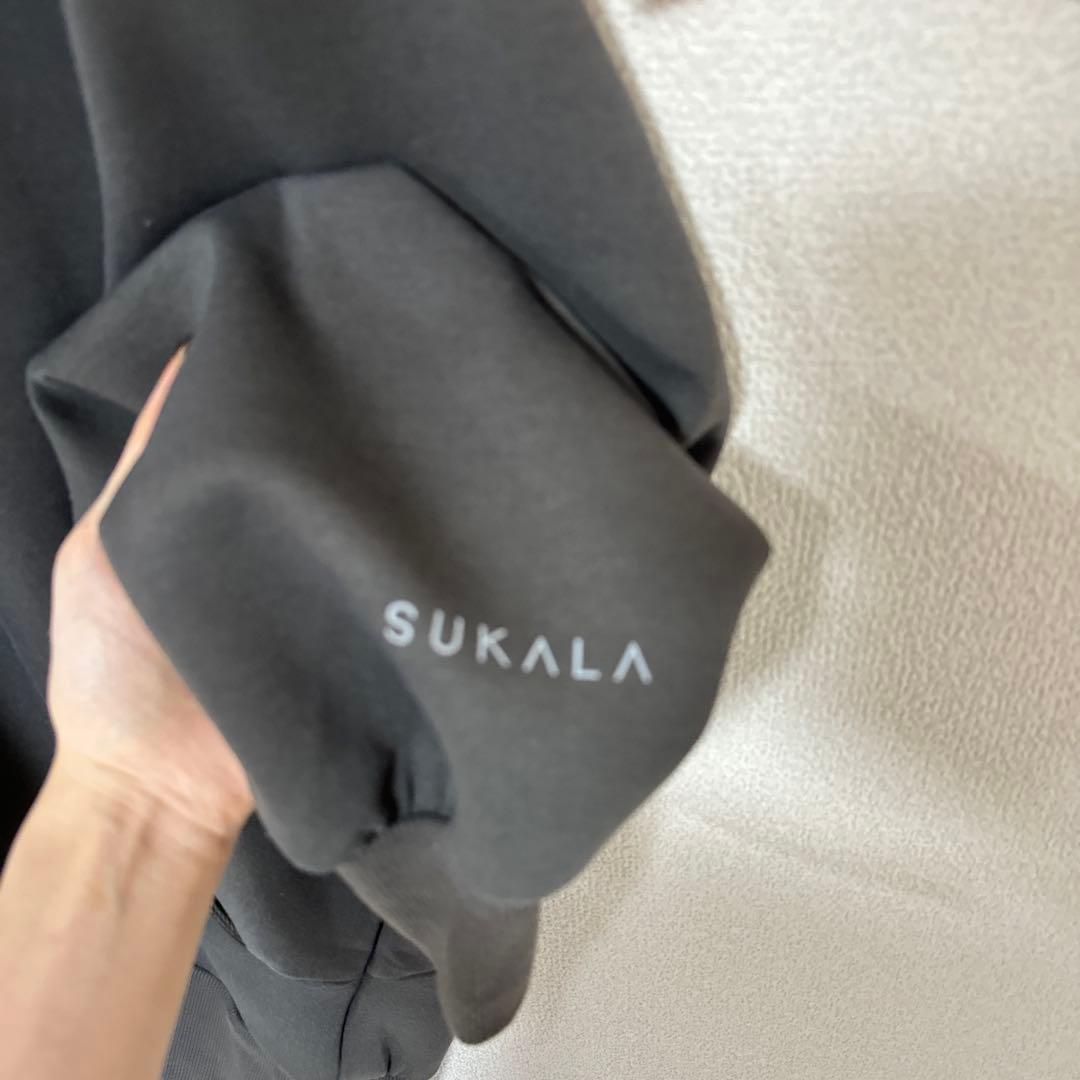 SUKALA グレーブラック フード付きパーカー