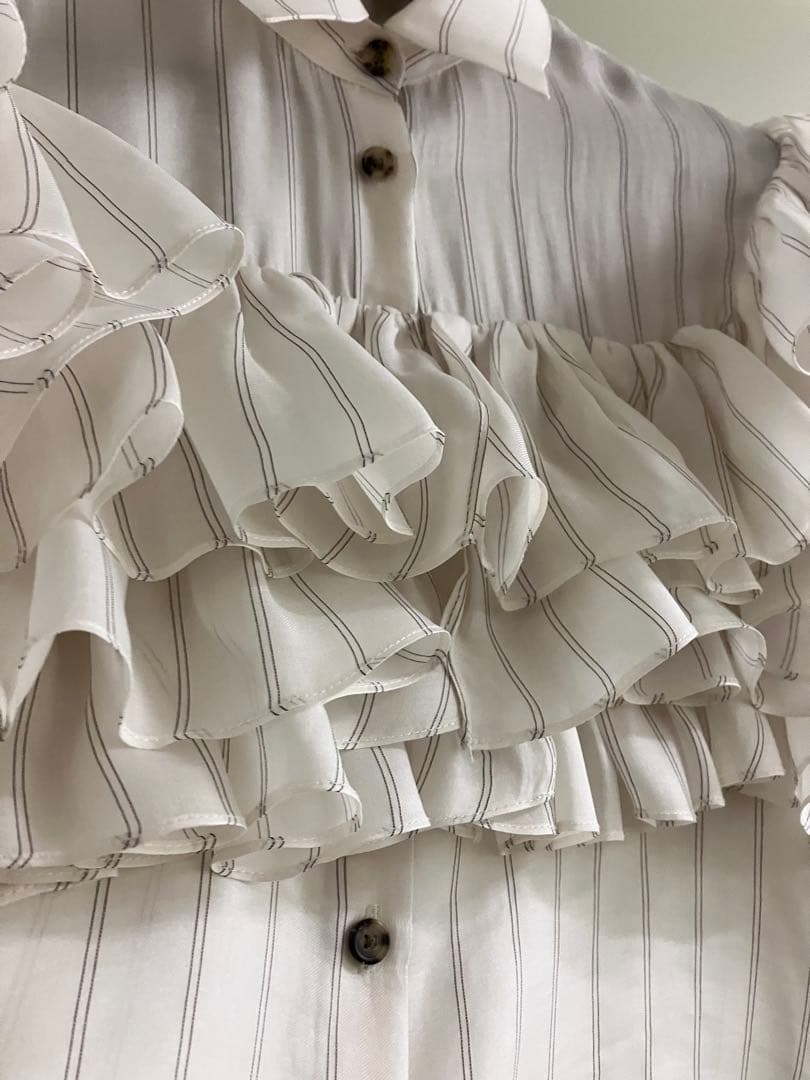 【KHAITE】 WHITE SILK stripe ruffle blouse