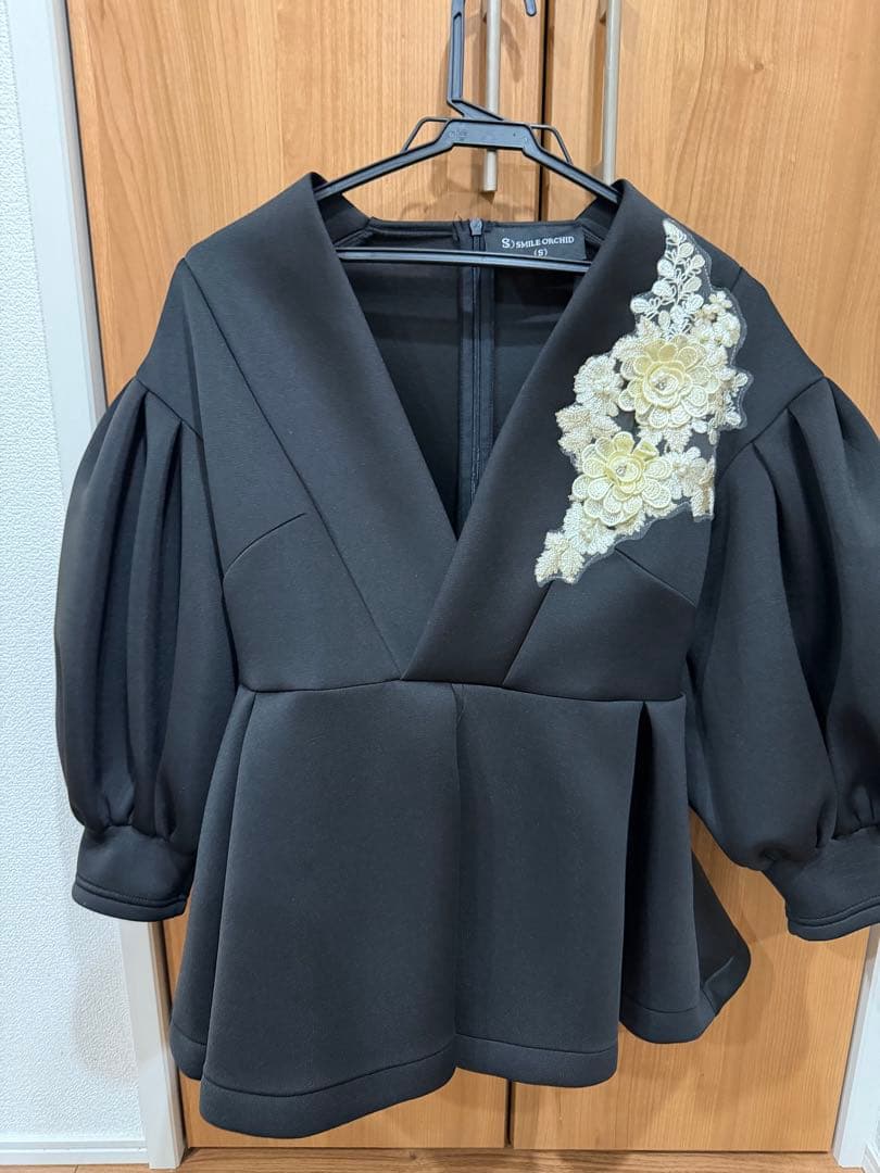 フラワー刺繍付き黒ペプラムトップス