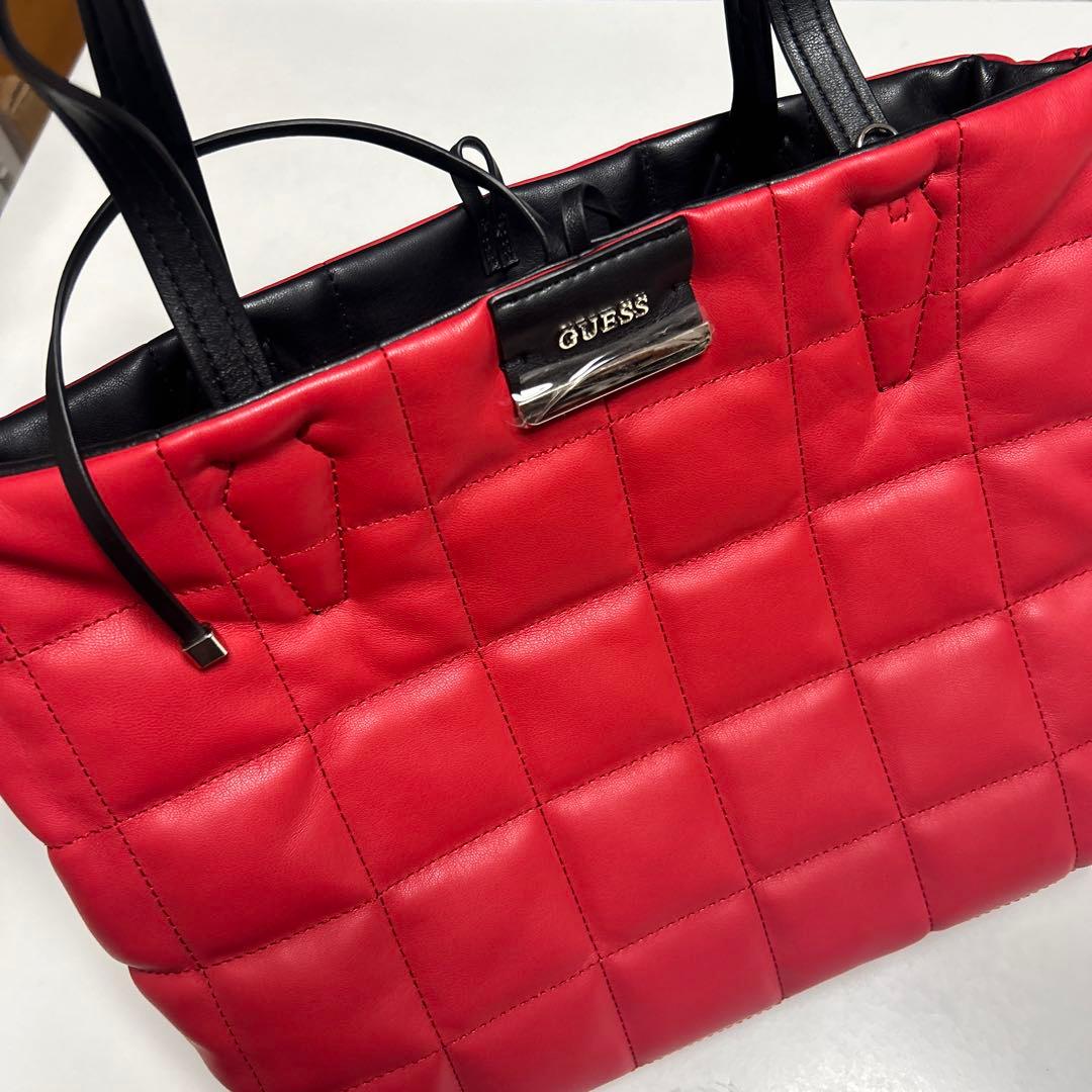 新品 タグ付き GUESS リバーシブル ショルダー バック 黒と赤