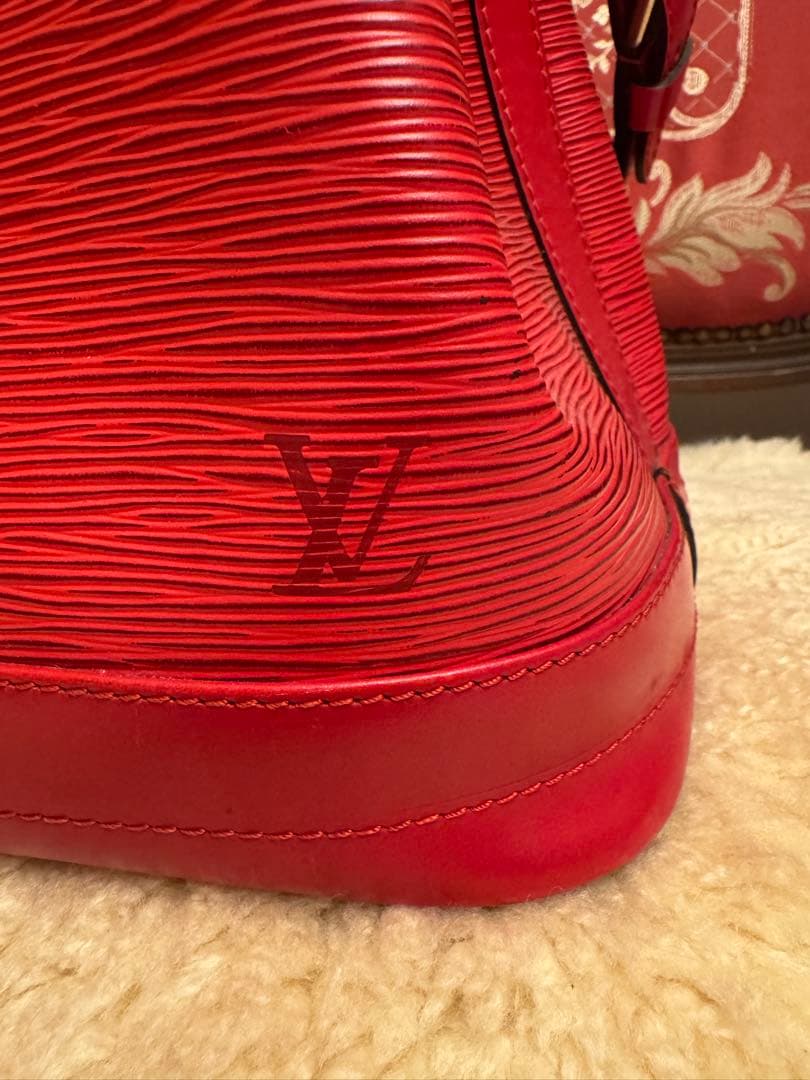 LOUIS VUITTON ルイヴィトン エピ ノエ 巾着 赤