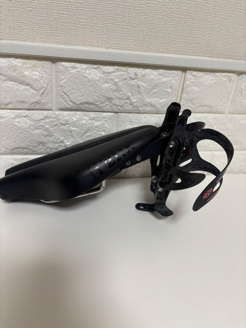 fizik サドル ブラック　ボトルケージ付き