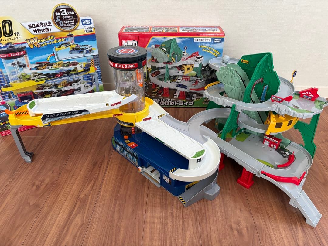 トミカ　ダブルアクショントミカビル&やまのぼりドライブ　２点セット