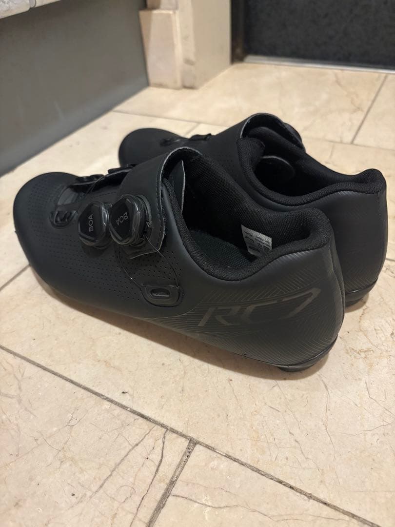 Shimano RC7ブラック 42.5ワイドタイプ26.8センチとなります。