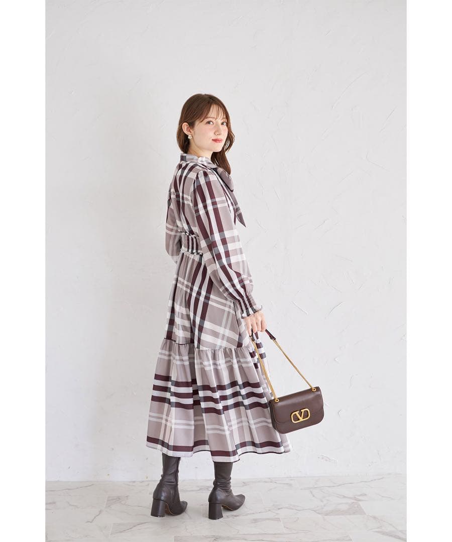 ベージュ ビックボウタイリボン付きチェック柄シャーリングワンピース tocco
