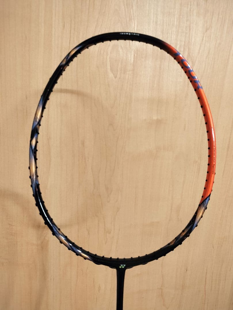 新品　バドミントンラケット ヨネックスアストロクス77ツアー