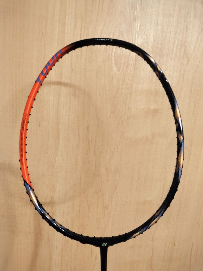 新品　バドミントンラケット ヨネックスアストロクス77ツアー