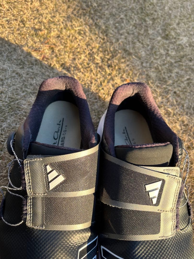 adidasブラックゴルフシューズ