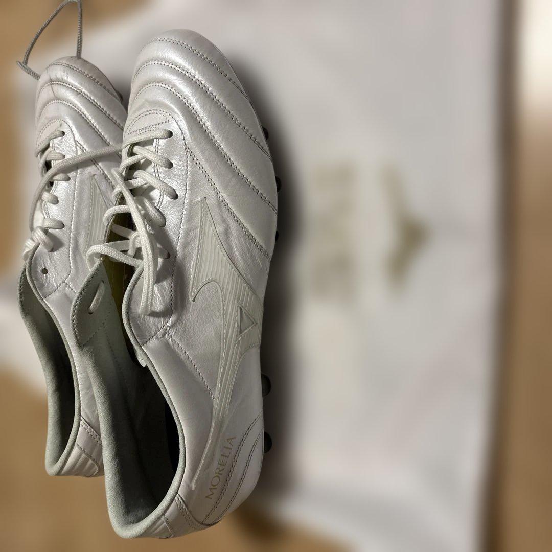日本製のホワイトカラーのMizuno Morelia 40thサッカーシューズ。