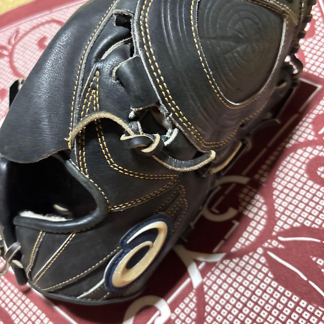 黒い硬式グローブ ピッチャー用アシックス