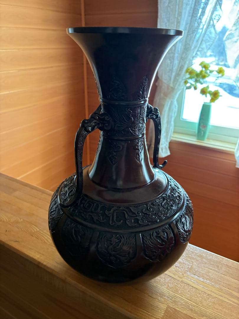 黒色の装飾的な陶器花瓶