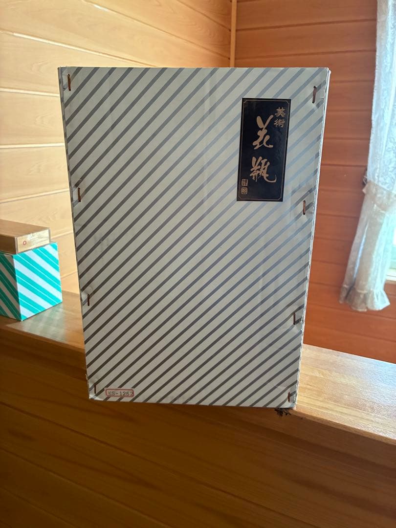 黒色の装飾的な陶器花瓶