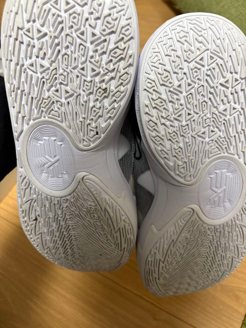 ま*ん様 Nike KYRIE LOW 5 白