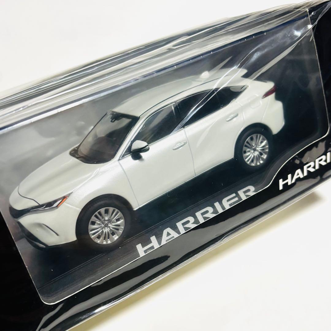 トヨタ ハリアー 1/30 ミニカー ホワイトパール 新品 未開封品