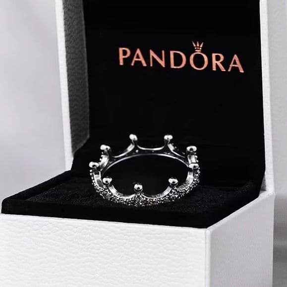 Pandora クラウンデザインリング シルバー製でクリスタル装飾が美しい