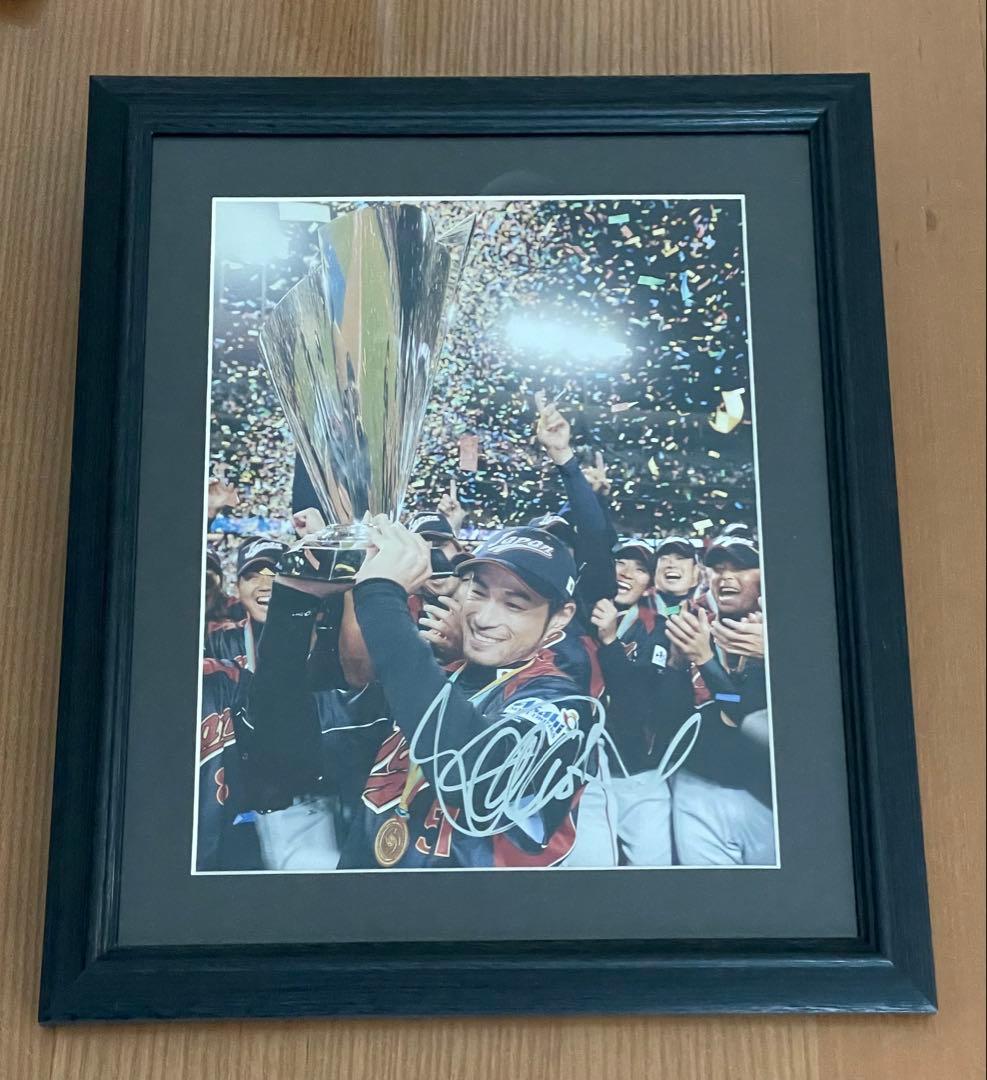 イチロー 直筆サイン入りWBC優勝トロフィー写真 額装済み