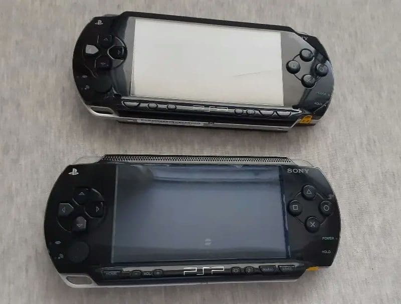 PSP本体、ソフト4本、ケーブル、ケースセット