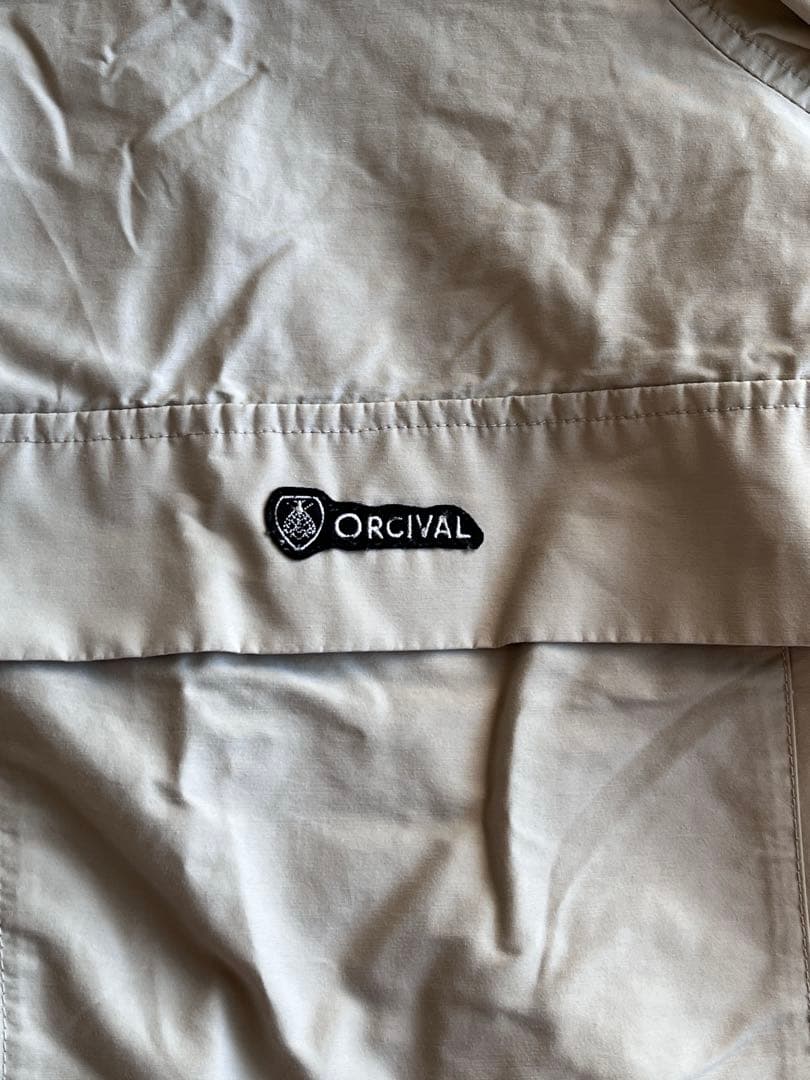 ORCIVALのナイロンフーデッドジップパーカー（グレージュ）