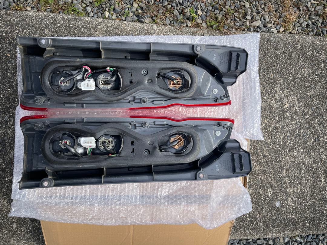 TOYOTA ハイエース純正 200系 テールランプ