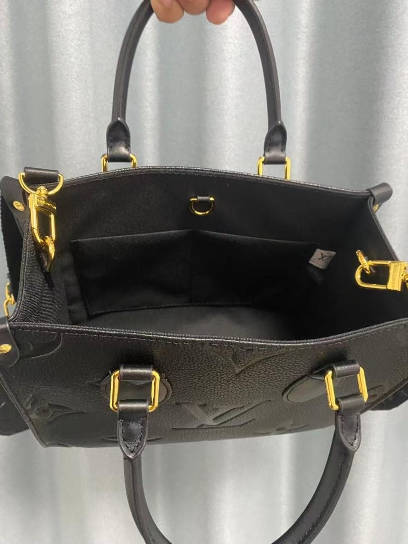 Louis Vuitton 黒いハンドバッグ