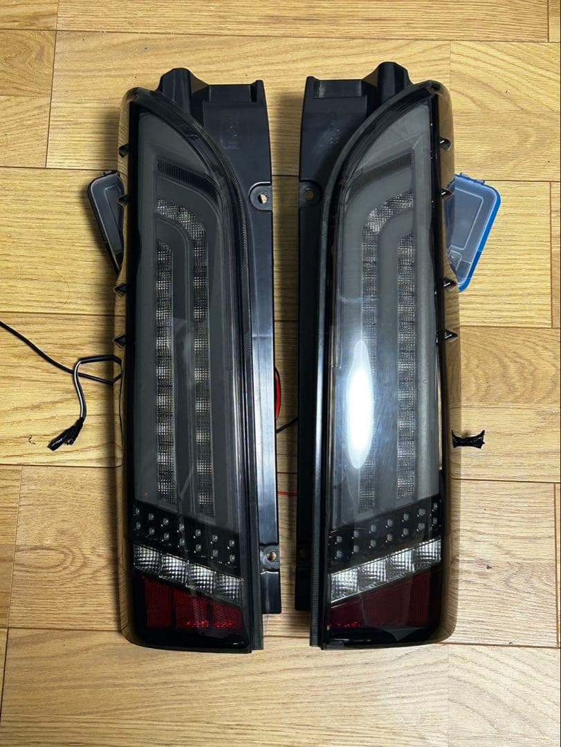 ハイエース　テールランプ　valenti スモーク