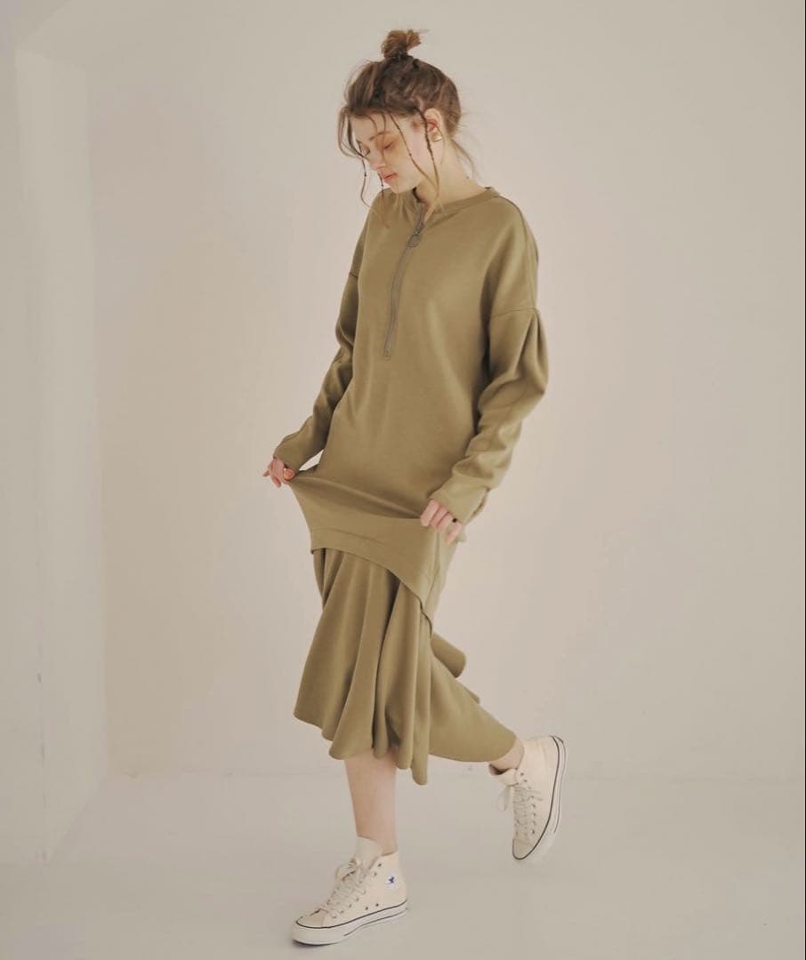 【新品タグ付】pinue フロントジップカットワンピース