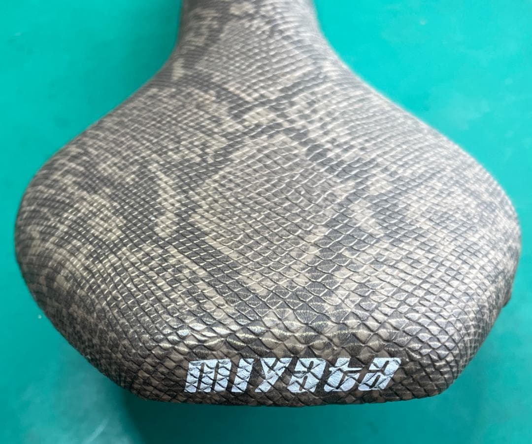 ま*じ様 MIYATA　EIGER A-3 ヘビ柄サドル