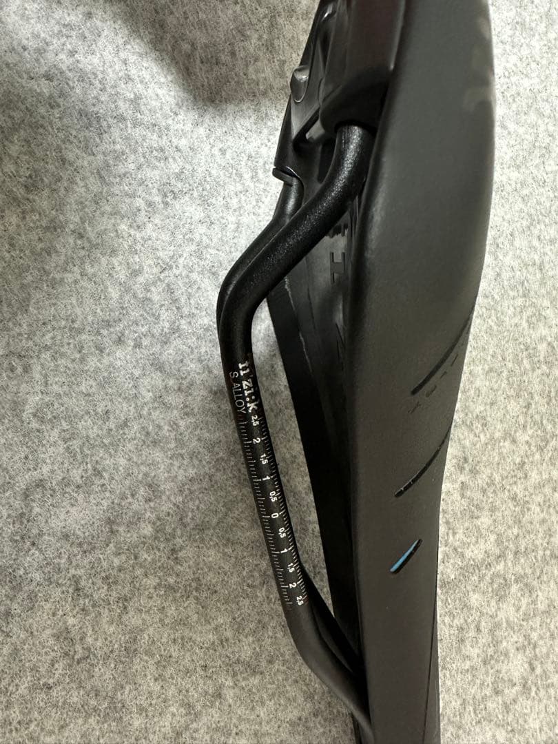 fi'zi:k フィジーク　Arione R5サドル