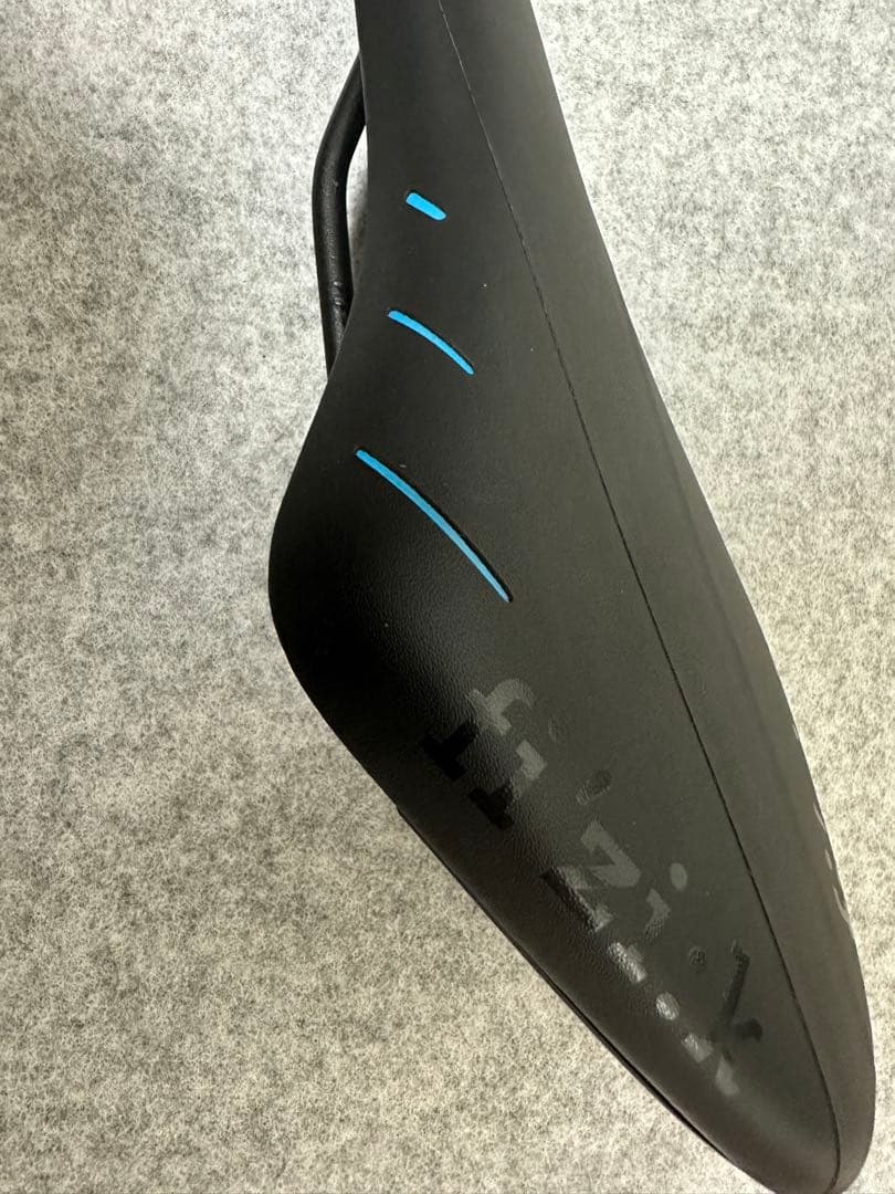 fi'zi:k フィジーク　Arione R5サドル