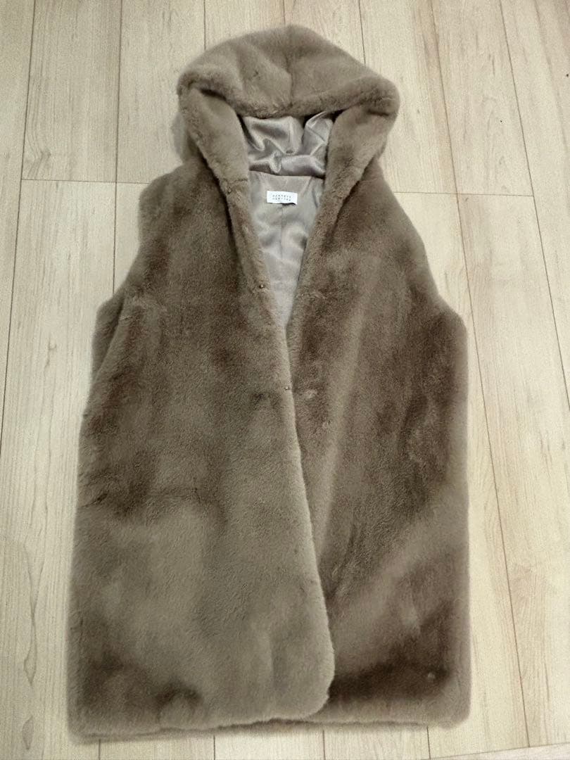 【美品】BARNEYS NEW YORK フード付きフェイクファージレ ベスト