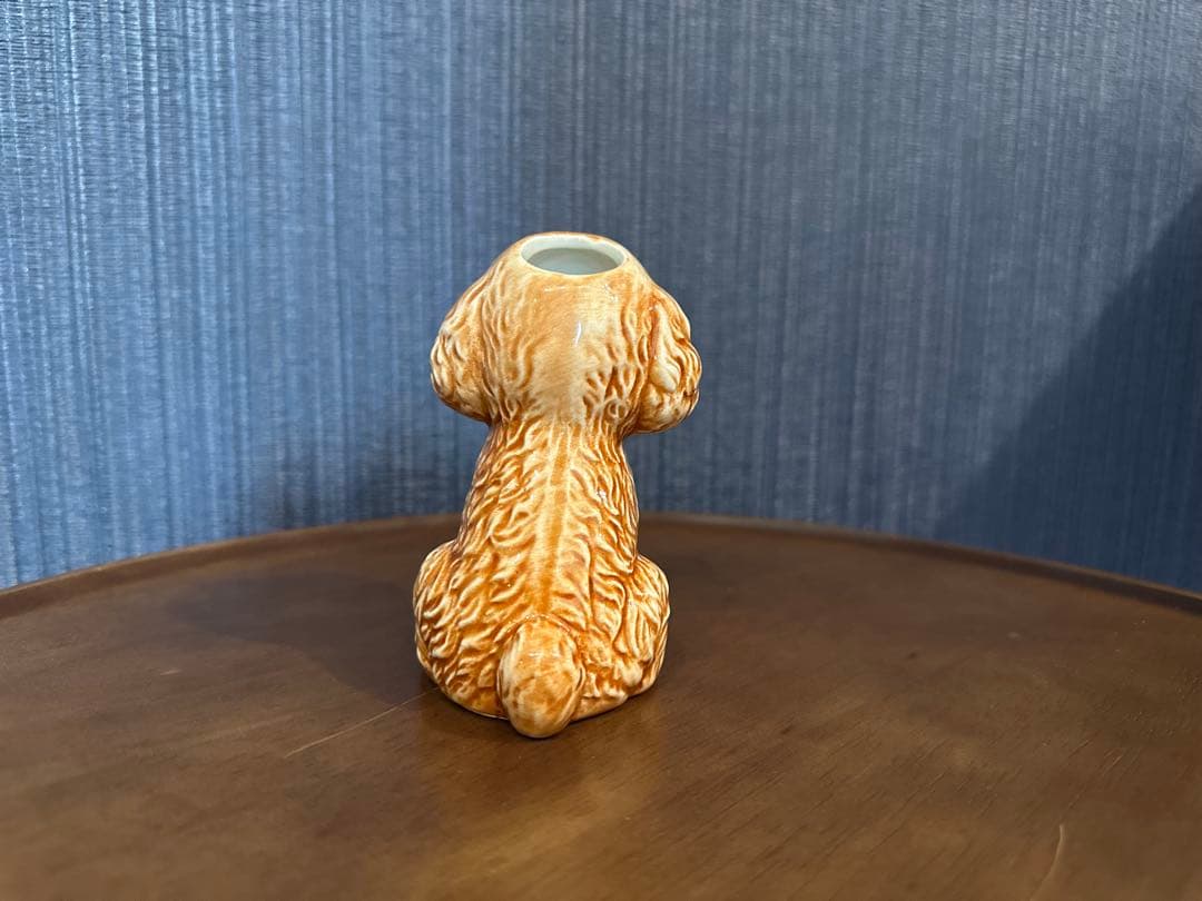 オレンジ色の犬の花瓶